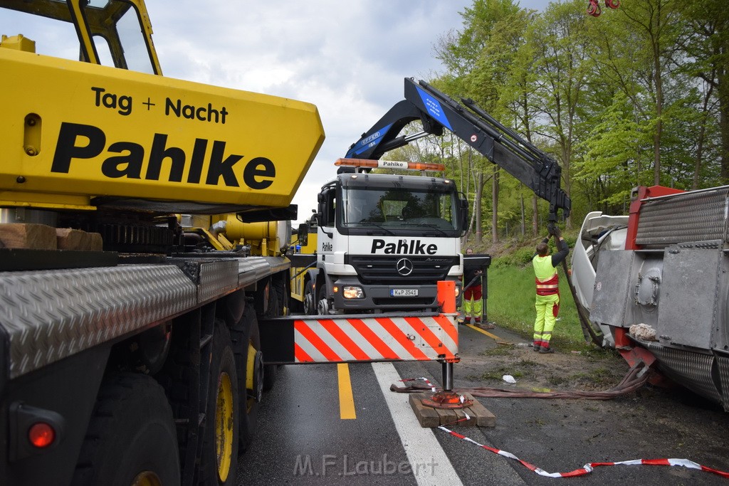 VU Gefahrgut LKW umgestuerzt A 4 Rich Koeln Hoehe AS Gummersbach P383.JPG - Miklos Laubert